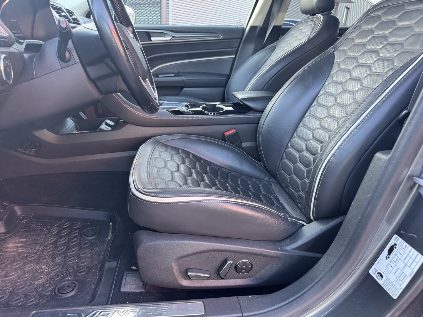FORD - Mondeo - 2,0 187hv Hybrid eCVT Vignale HEV 4-ovinen - Sedan