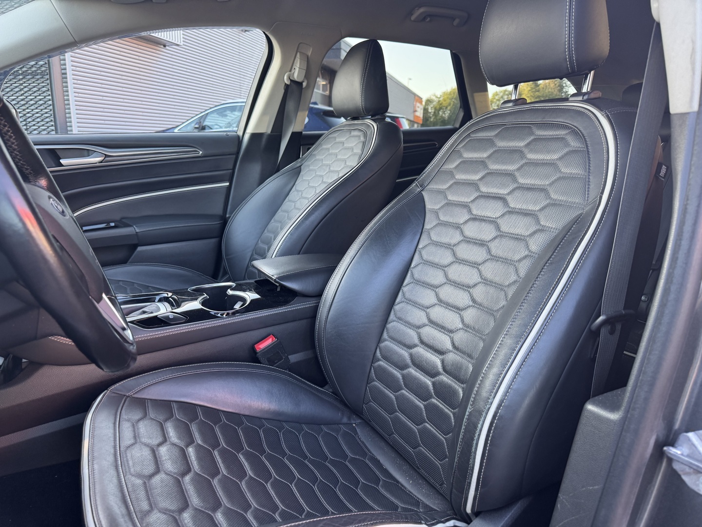 FORD - Mondeo - 2,0 187hv Hybrid eCVT Vignale HEV 4-ovinen - Sedan