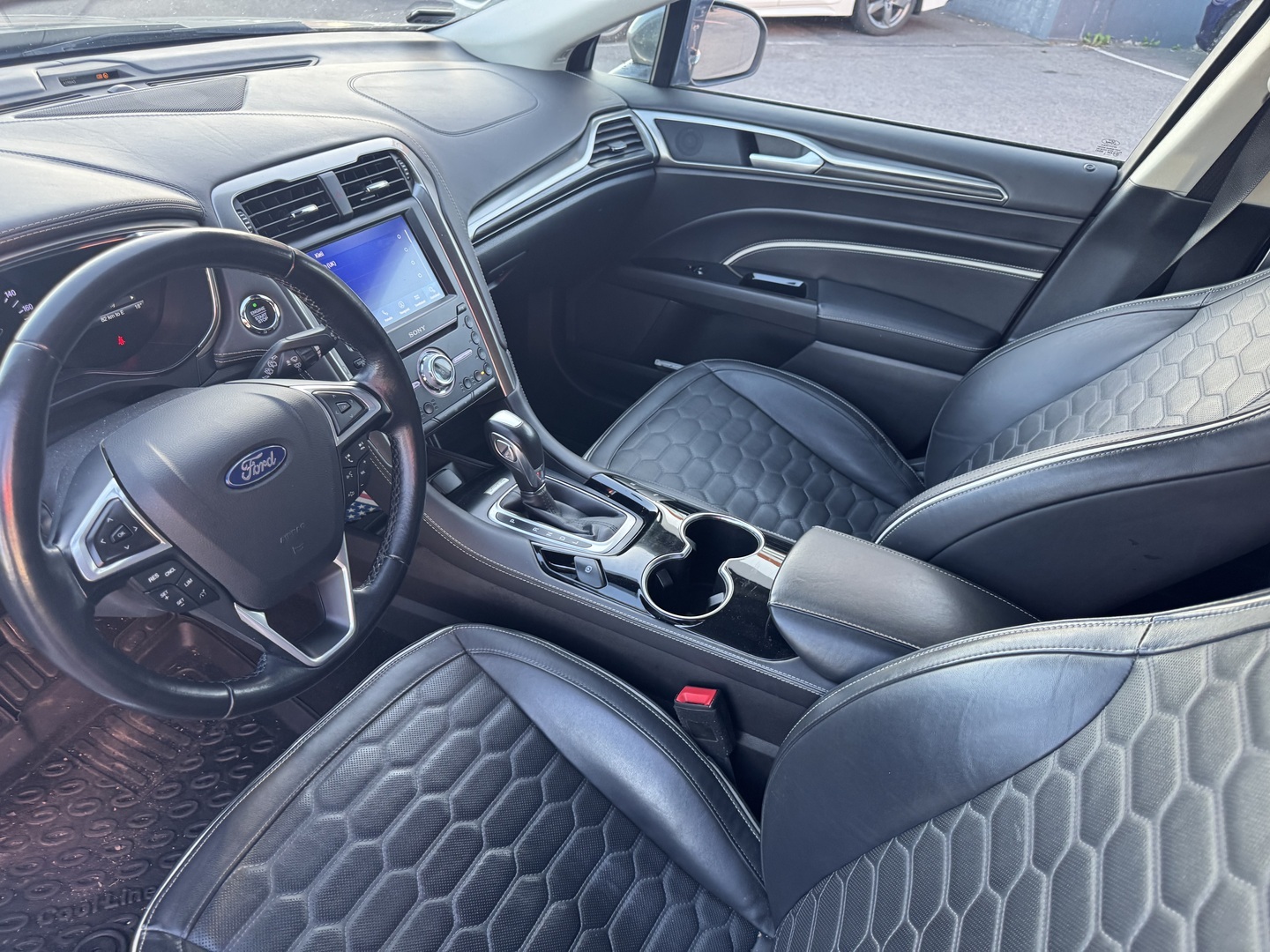 FORD - Mondeo - 2,0 187hv Hybrid eCVT Vignale HEV 4-ovinen - Sedan