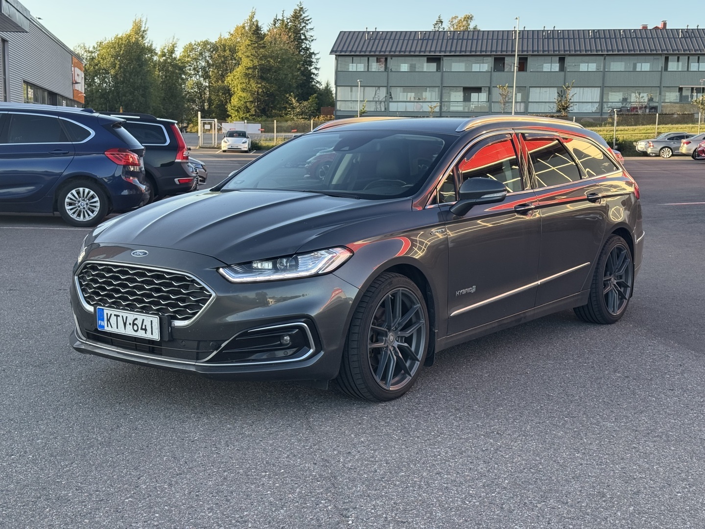 FORD - Mondeo - 2,0 187hv Hybrid eCVT Vignale HEV 4-ovinen - Sedan