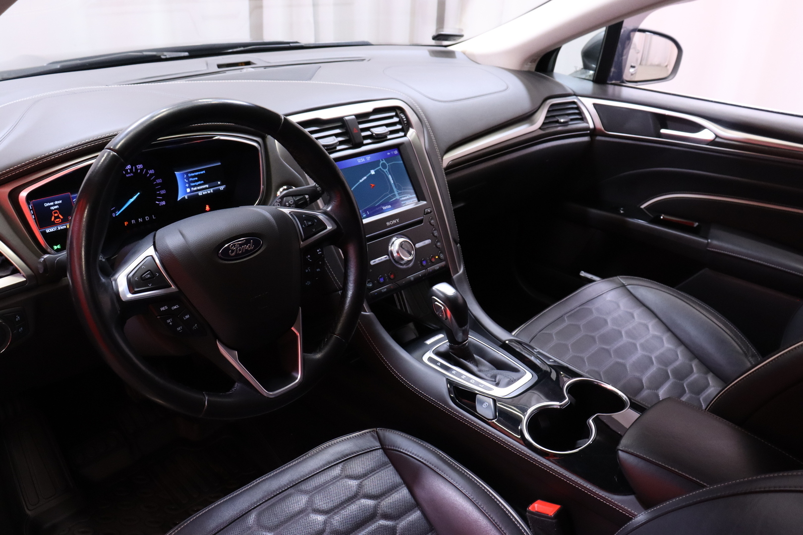 FORD - Mondeo - 2,0 187hv Hybrid eCVT Vignale HEV 4-ovinen - Sedan