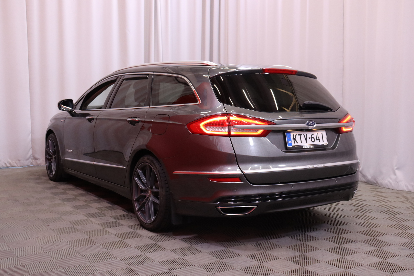 FORD - Mondeo - 2,0 187hv Hybrid eCVT Vignale HEV 4-ovinen - Sedan