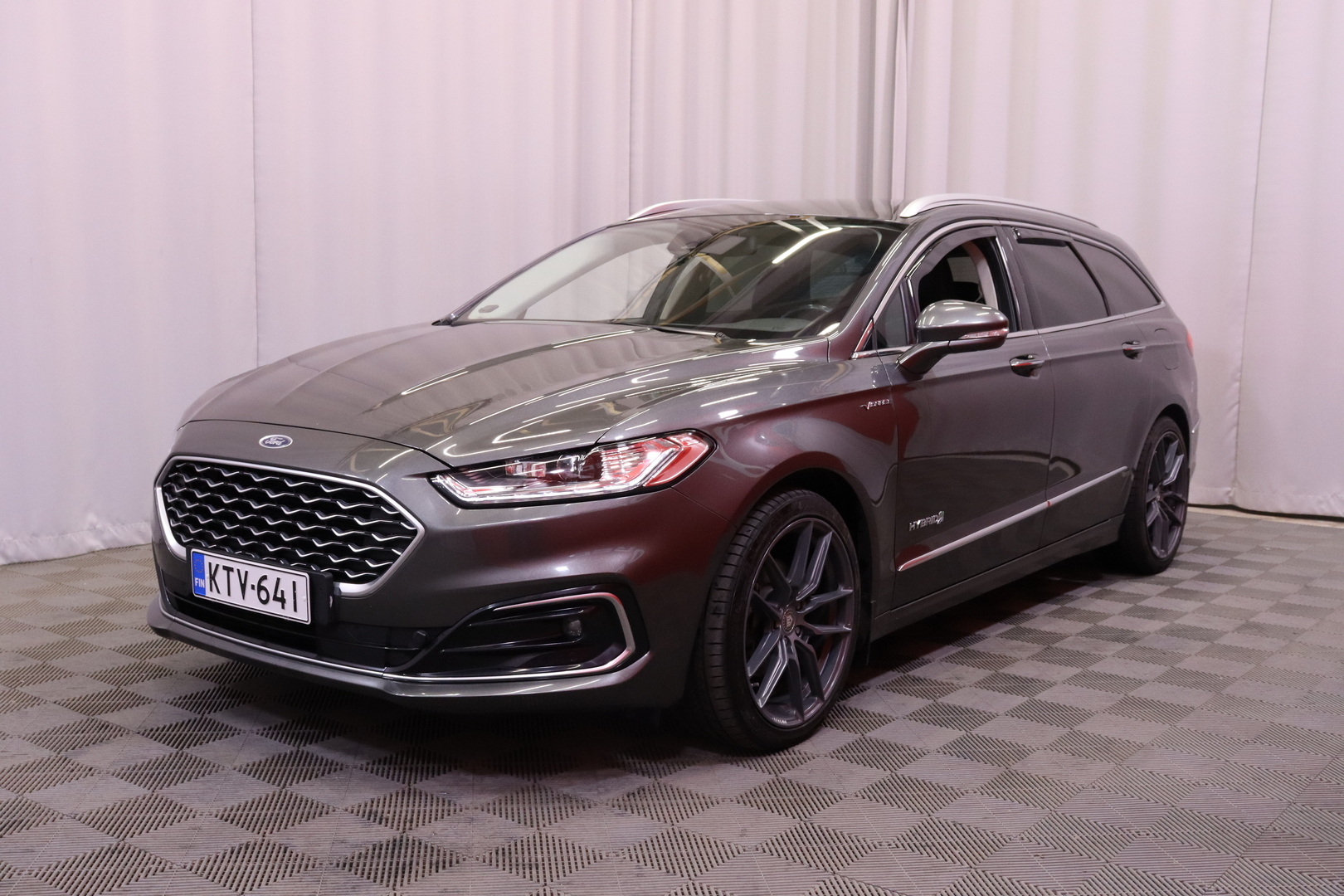 FORD - Mondeo - 2,0 187hv Hybrid eCVT Vignale HEV 4-ovinen - Sedan