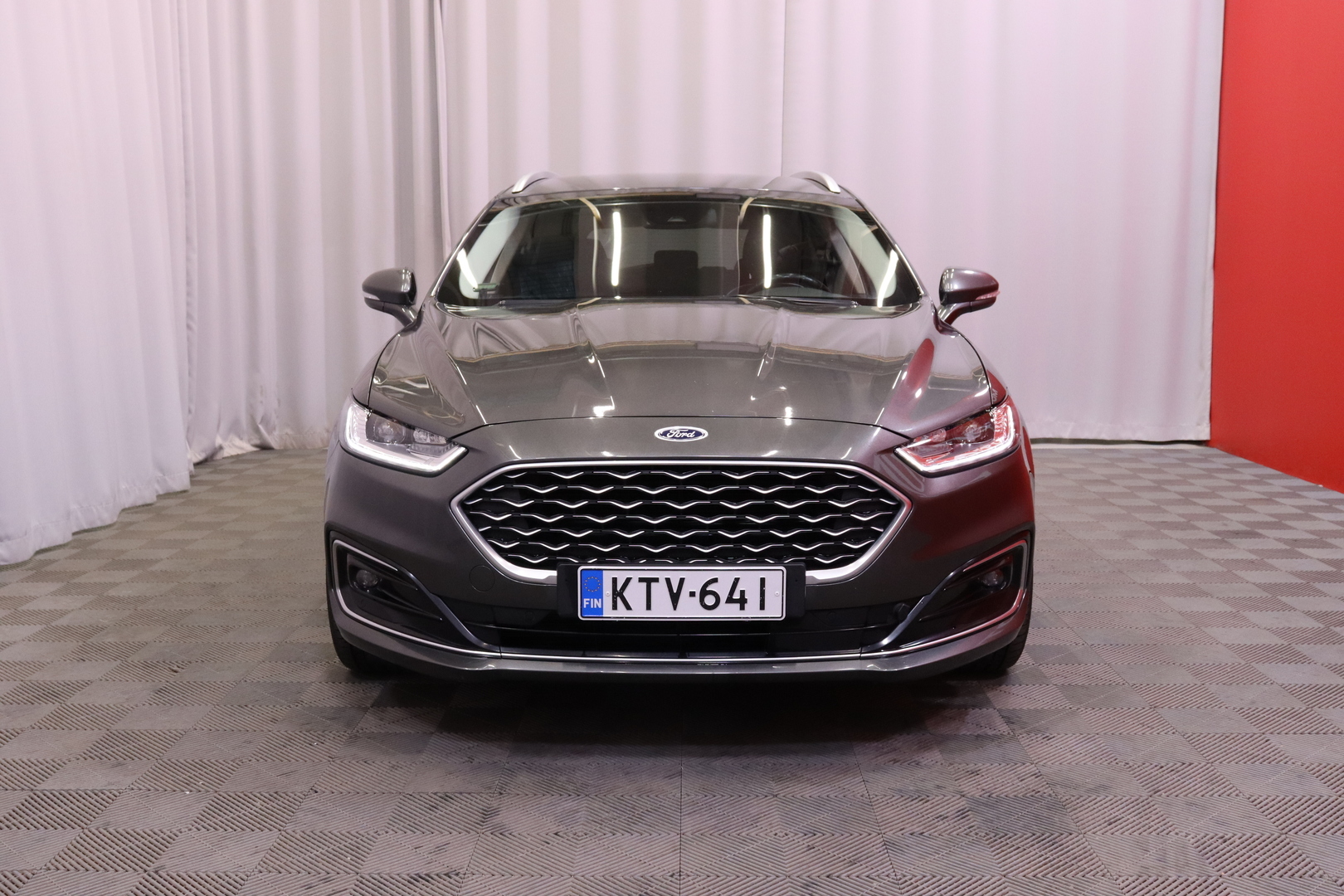 FORD - Mondeo - 2,0 187hv Hybrid eCVT Vignale HEV 4-ovinen - Sedan