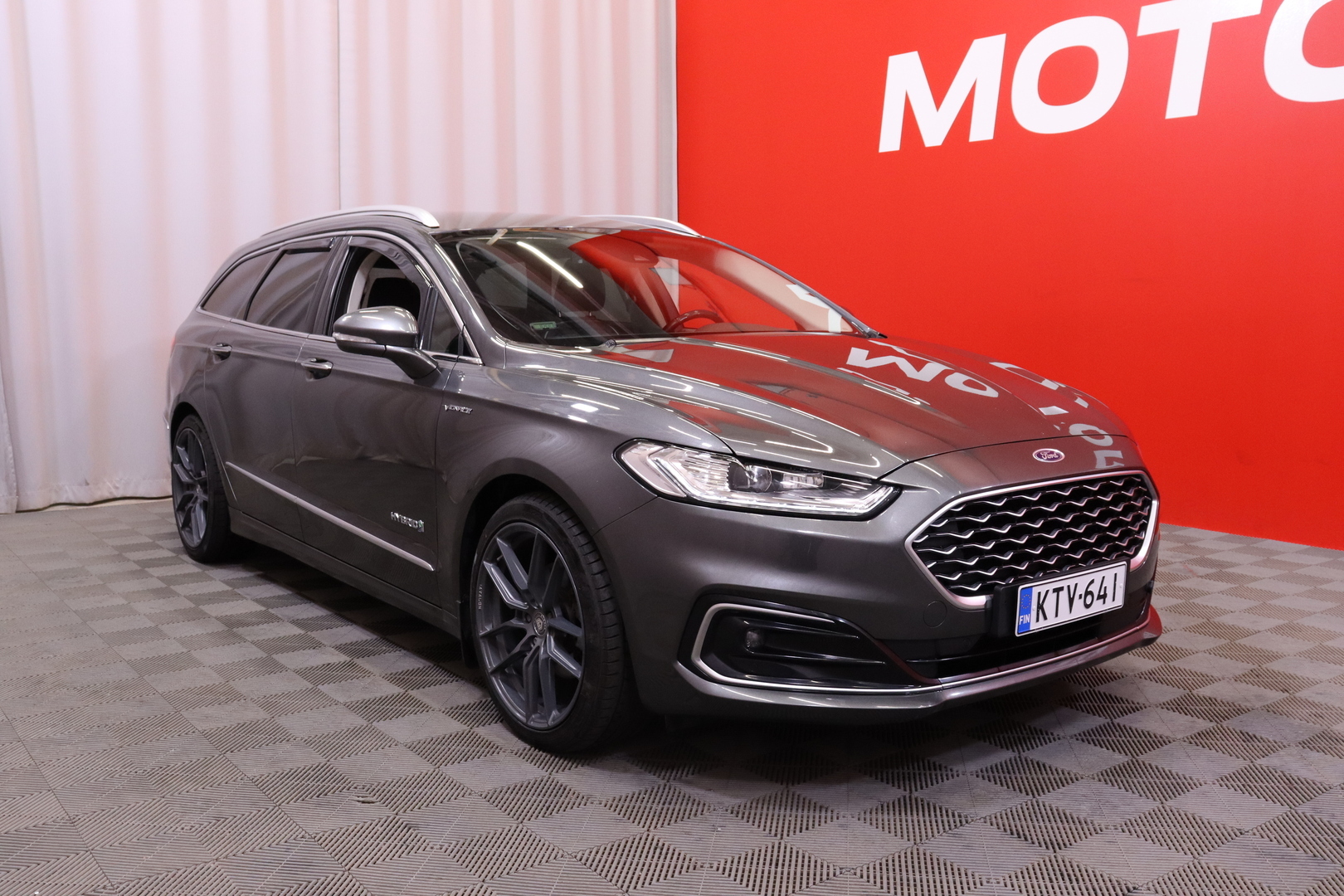 FORD - Mondeo - 2,0 187hv Hybrid eCVT Vignale HEV 4-ovinen - Sedan