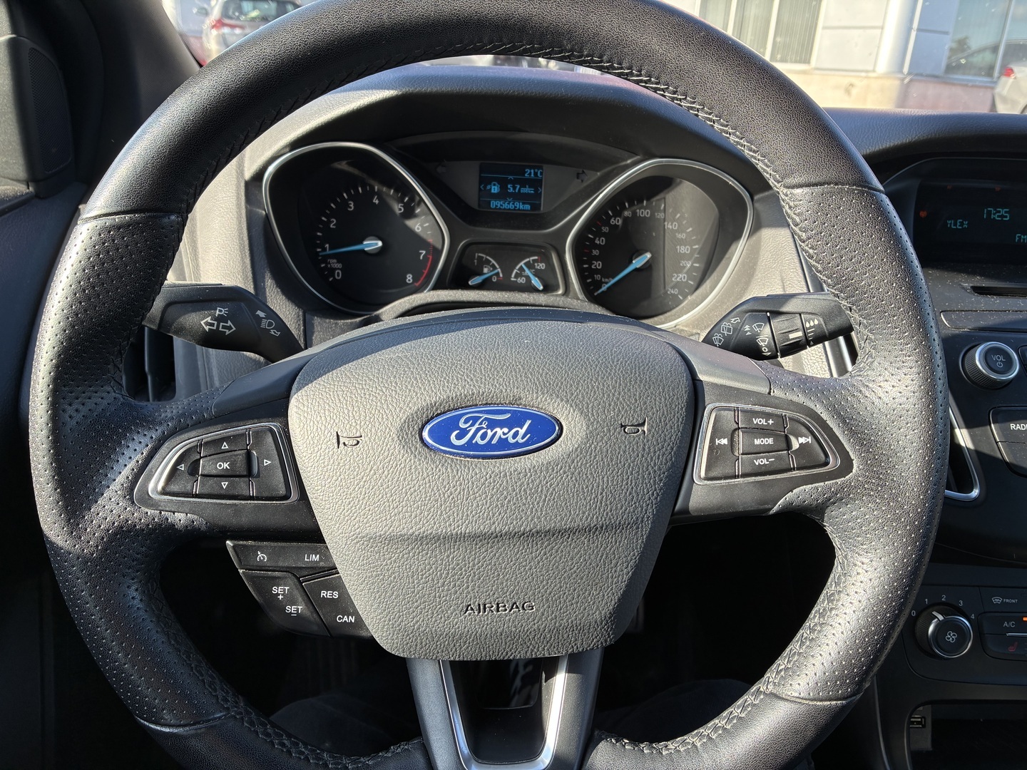 Ford - Focus - 1,0 EcoBoost 125 hv Start/Stop M6 ST-Line 5-ovinen - Viistoperä