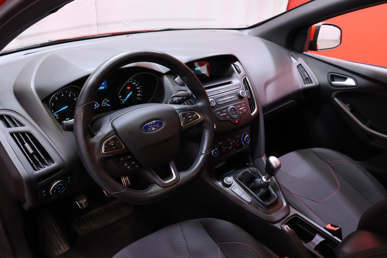 Ford - Focus - 1,0 EcoBoost 125 hv Start/Stop M6 ST-Line 5-ovinen - Viistoperä