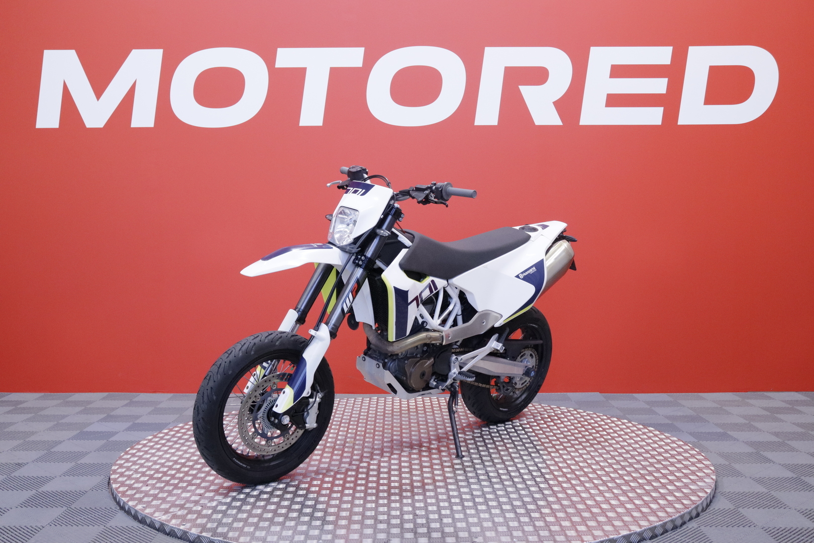 HUSQVARNA - 701 - Supermoto // Uudet renkaat // - Moottoripyörä