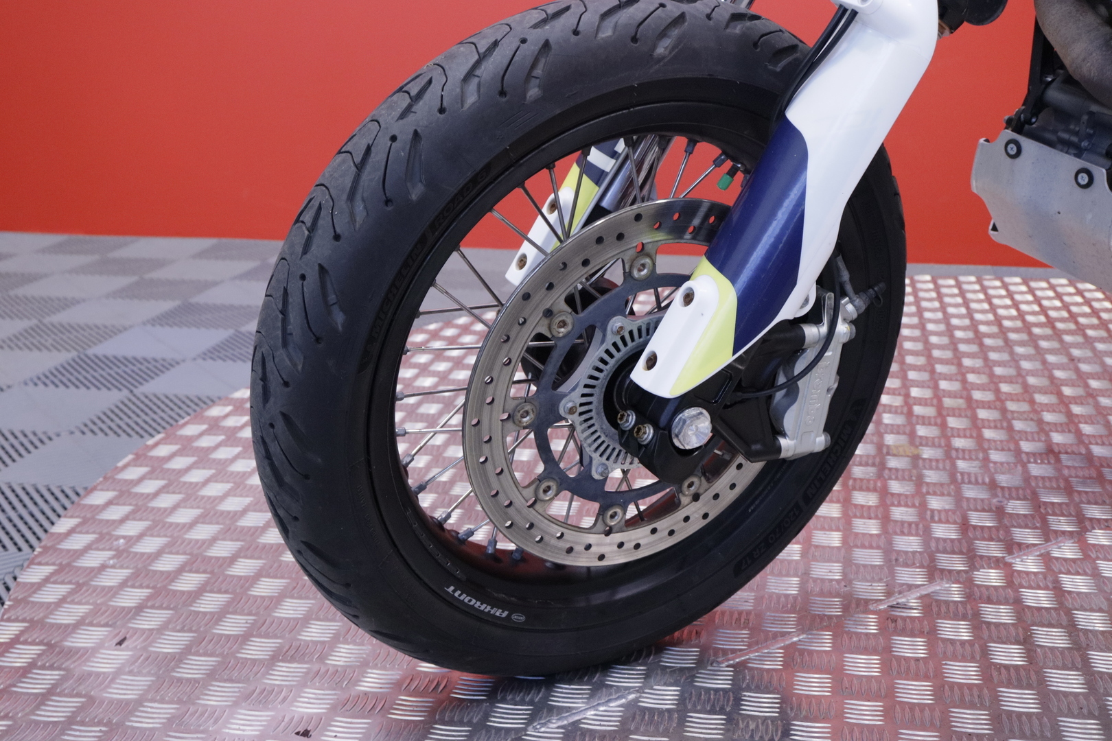 HUSQVARNA - 701 - Supermoto // Uudet renkaat // - Moottoripyörä