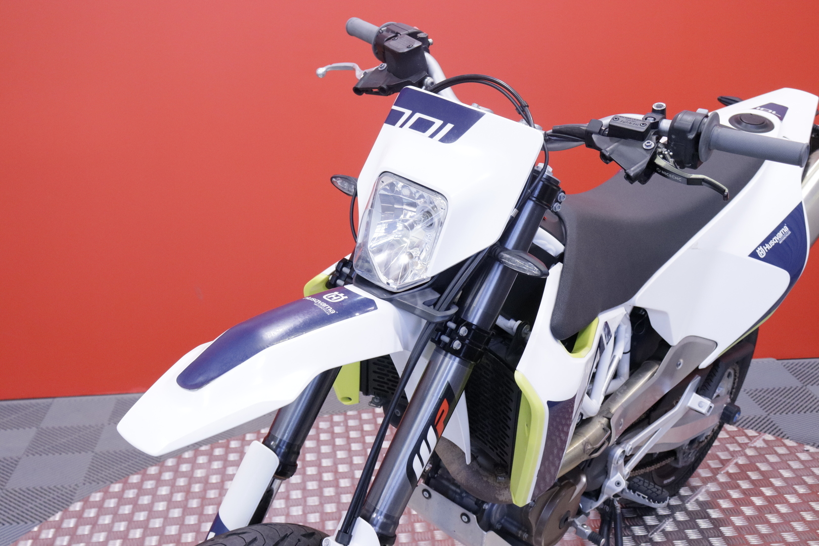 HUSQVARNA - 701 - Supermoto // Uudet renkaat // - Moottoripyörä