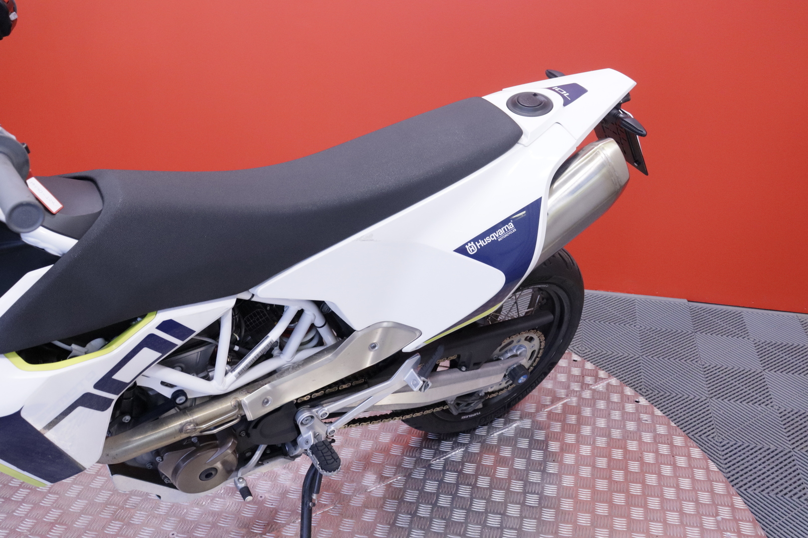 HUSQVARNA - 701 - Supermoto // Uudet renkaat // - Moottoripyörä