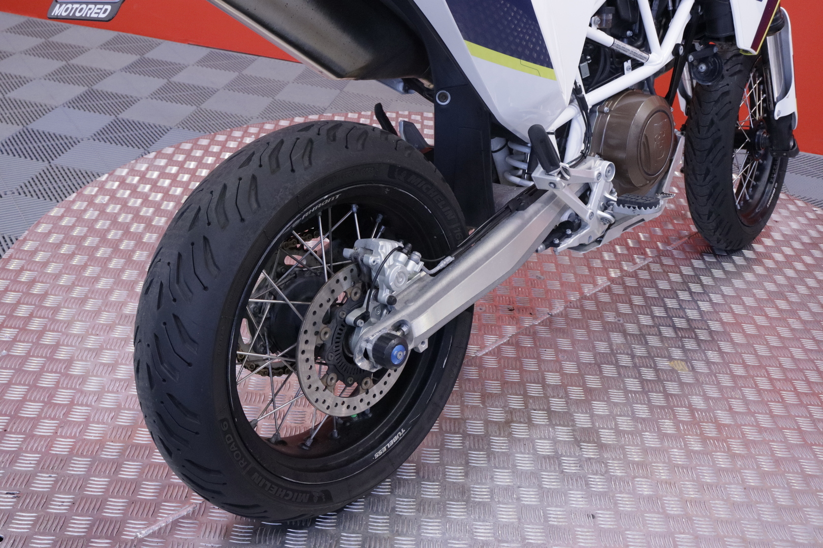 HUSQVARNA - 701 - Supermoto // Uudet renkaat // - Moottoripyörä