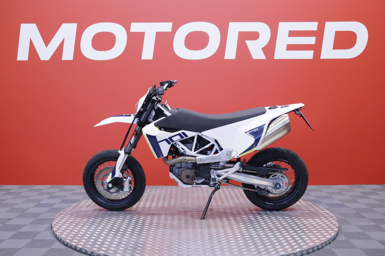 HUSQVARNA - 701 - Supermoto // Uudet renkaat // - Moottoripyörä