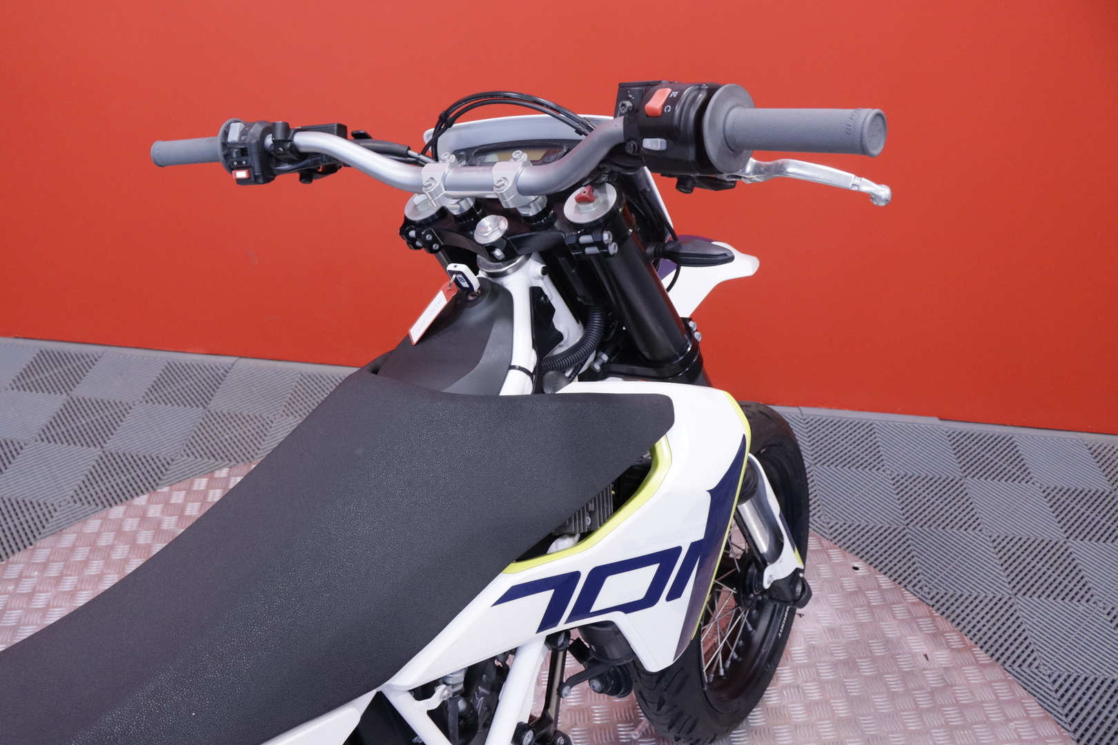 HUSQVARNA - 701 - Supermoto // Uudet renkaat // - Moottoripyörä
