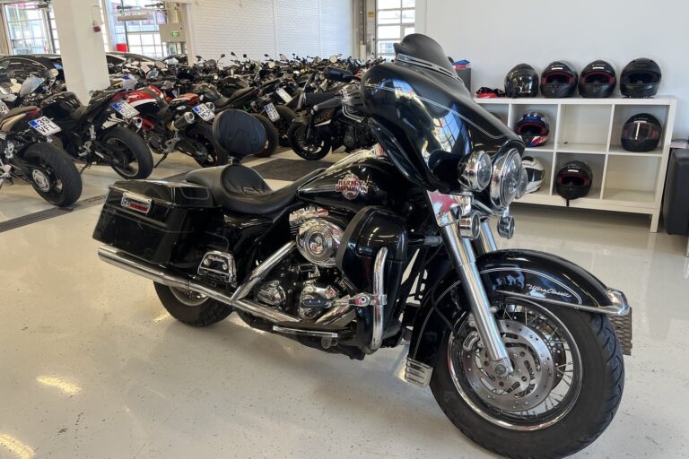 Harley-Davidson - TOURING - FLHTCUI Ultra Classic Glide // FLHTCU / Vakkari / V&H / Stereot / 1- Kilpinen // - Moottoripyörä