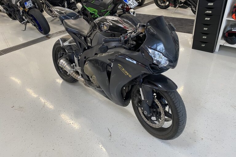 Honda - CBR - 1000 RR Fireblade // Juuri saapunut! / Suomi-pyörä / Leovince // - Moottoripyörä