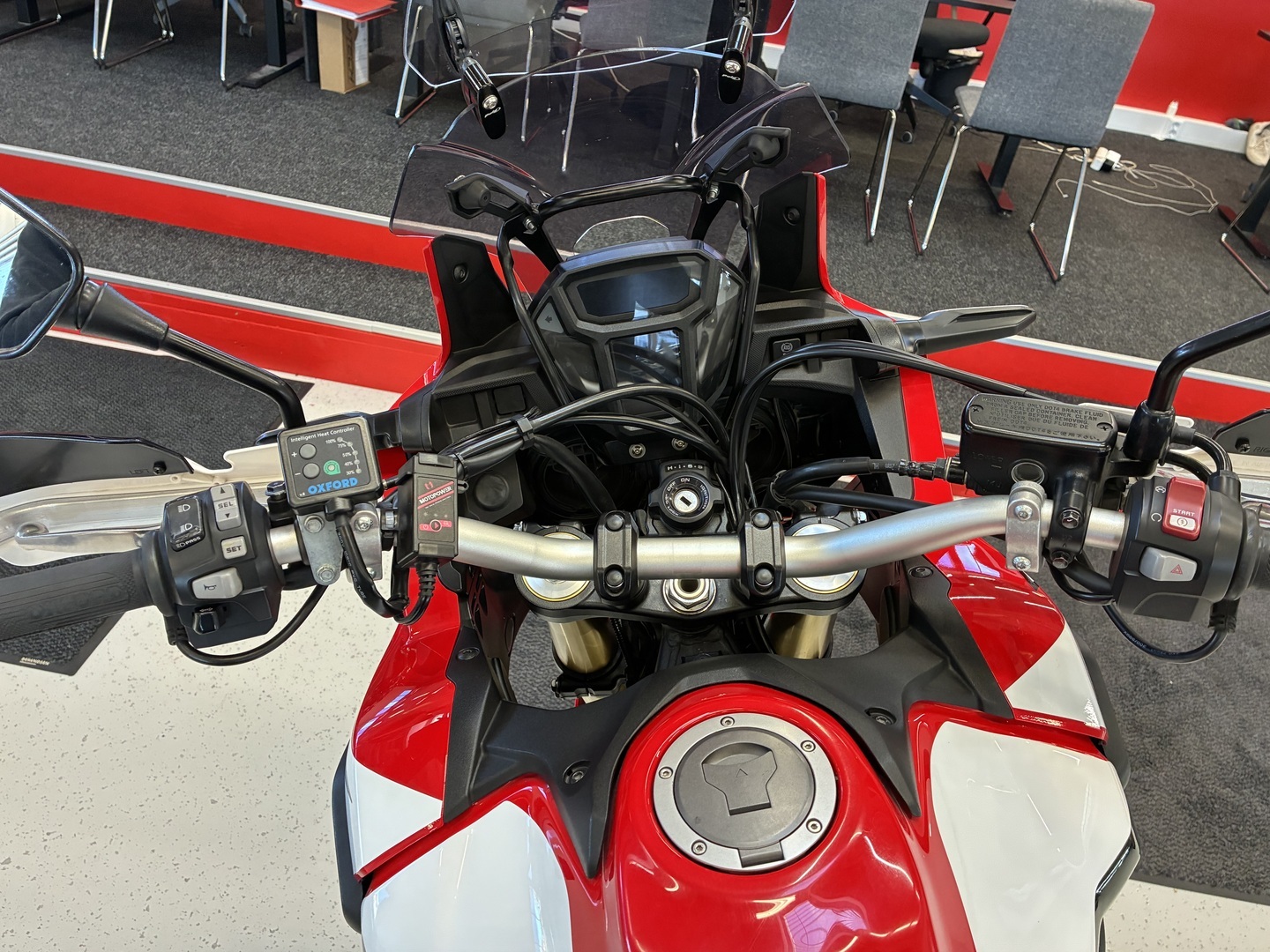 Honda - CRF - 1000L Africa Twin // 2.Om. Suomi-pyörä / Huoltokirja /  Remus  // - Moottoripyörä