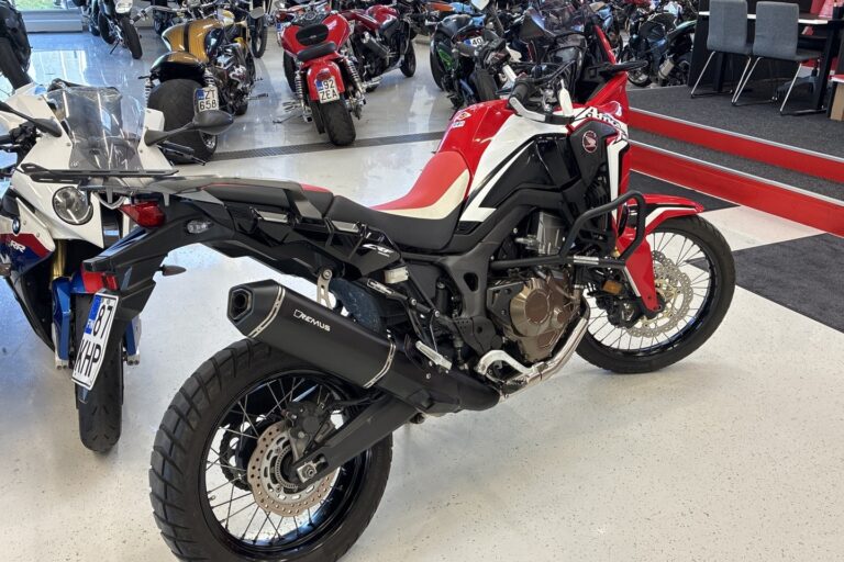 Honda - CRF - 1000L Africa Twin // 2.Om. Suomi-pyörä / Huoltokirja / Remus // - Moottoripyörä