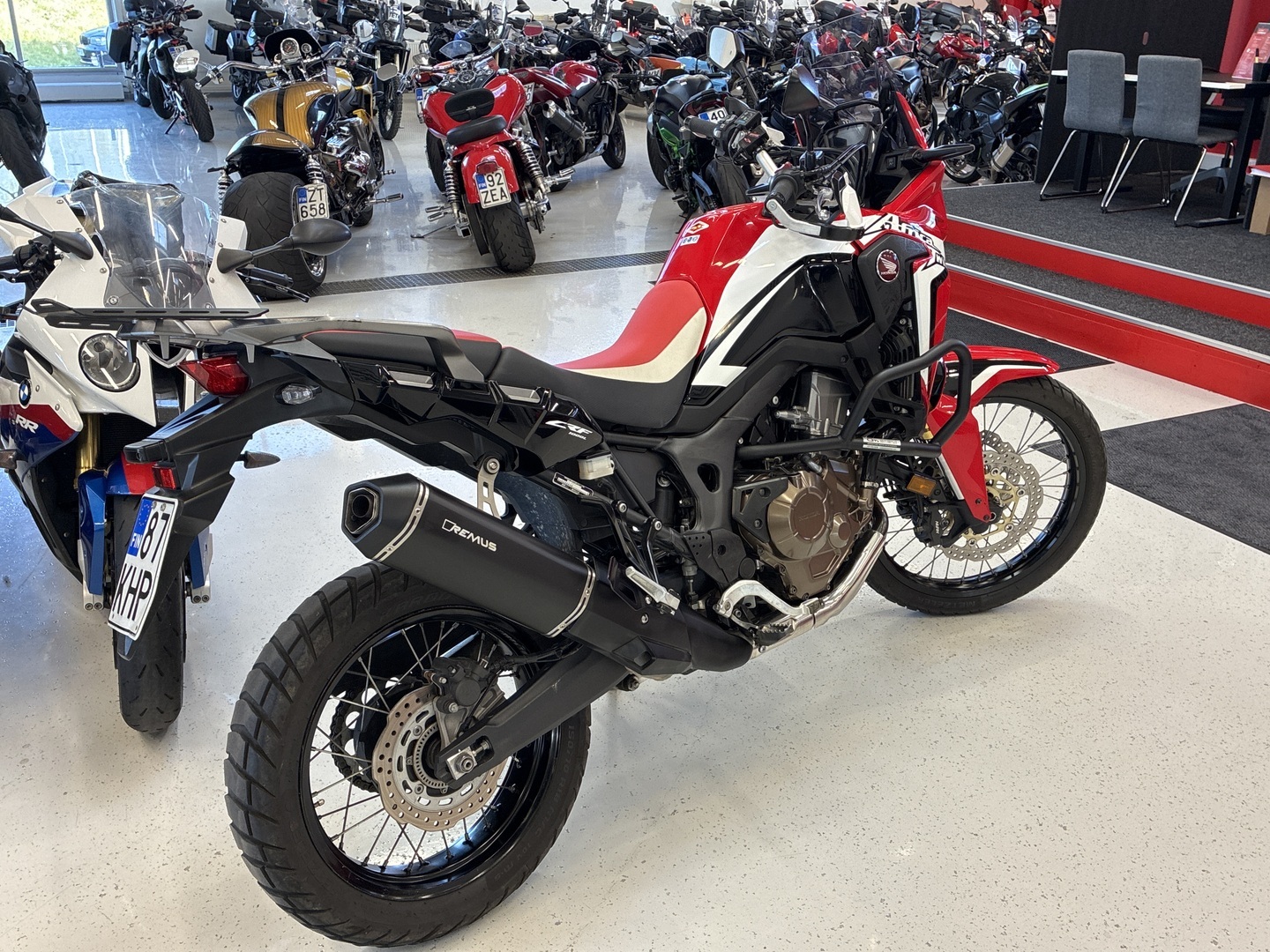Honda - CRF - 1000L Africa Twin // 2.Om. Suomi-pyörä / Huoltokirja /  Remus  // - Moottoripyörä