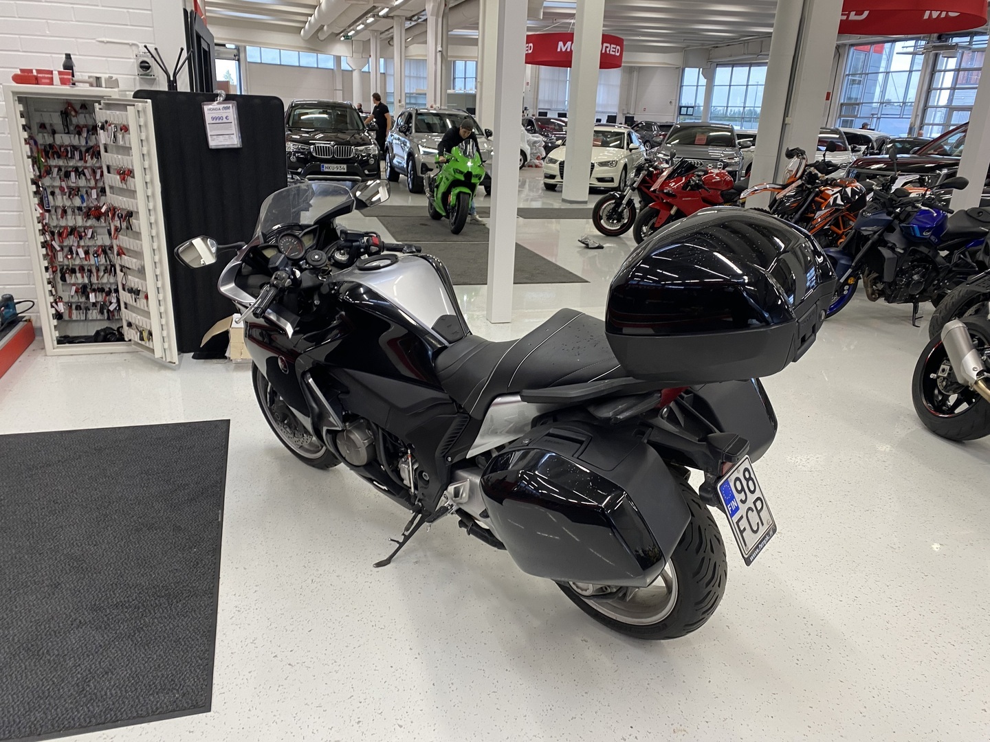 Honda - VFR - 1200 F // Juuri saapunut! / Huoltokirja / 3x Laukut // - Moottoripyörä