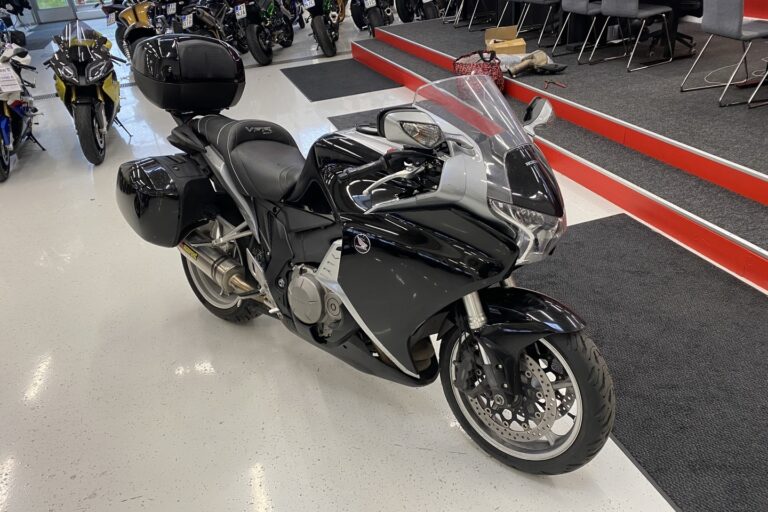 Honda - VFR - 1200 F // Juuri saapunut! / Huoltokirja / 3x Laukut // - Moottoripyörä