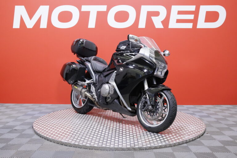 Honda - VFR - 1200 F // Suomi-pyörä / Huoltokirja / Shifter / 3x Laukut // - Moottoripyörä