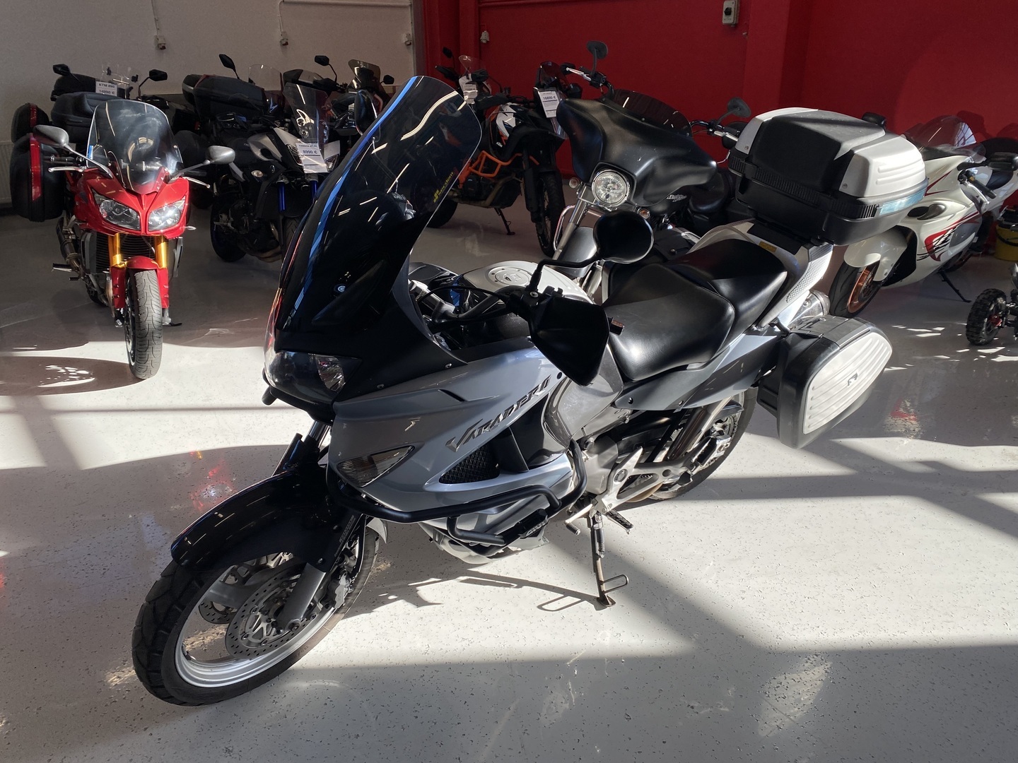Honda - XL - 1000V Varadero // Juuri saapunut! / Suomi-pyörä / 3x Laukut / Kaatumaraudat // - Moottoripyörä