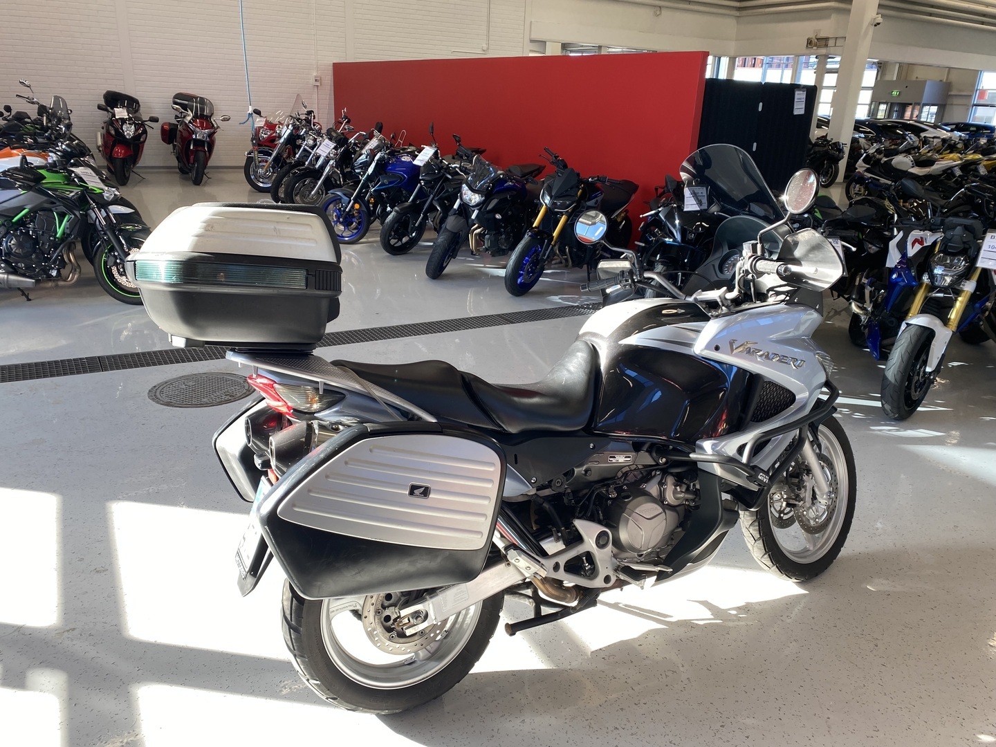 Honda - XL - 1000V Varadero // Juuri saapunut! / Suomi-pyörä / 3x Laukut / Kaatumaraudat // - Moottoripyörä