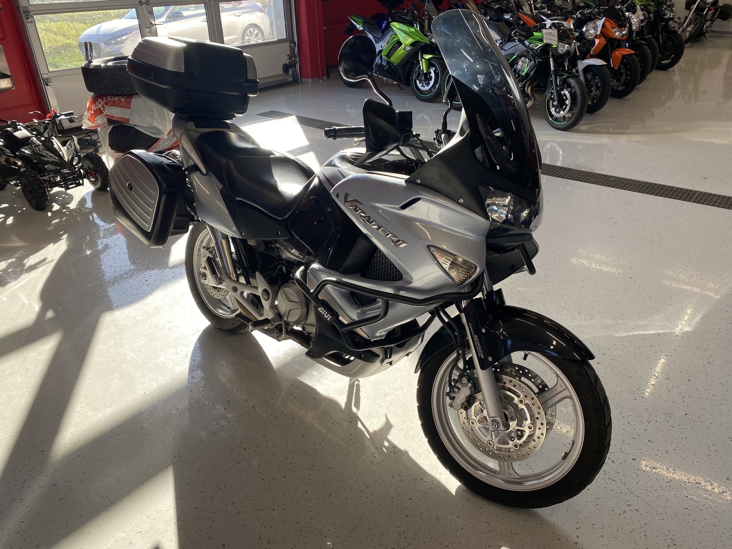Honda - XL - 1000V Varadero // Juuri saapunut! / Suomi-pyörä / 3x Laukut / Kaatumaraudat // - Moottoripyörä