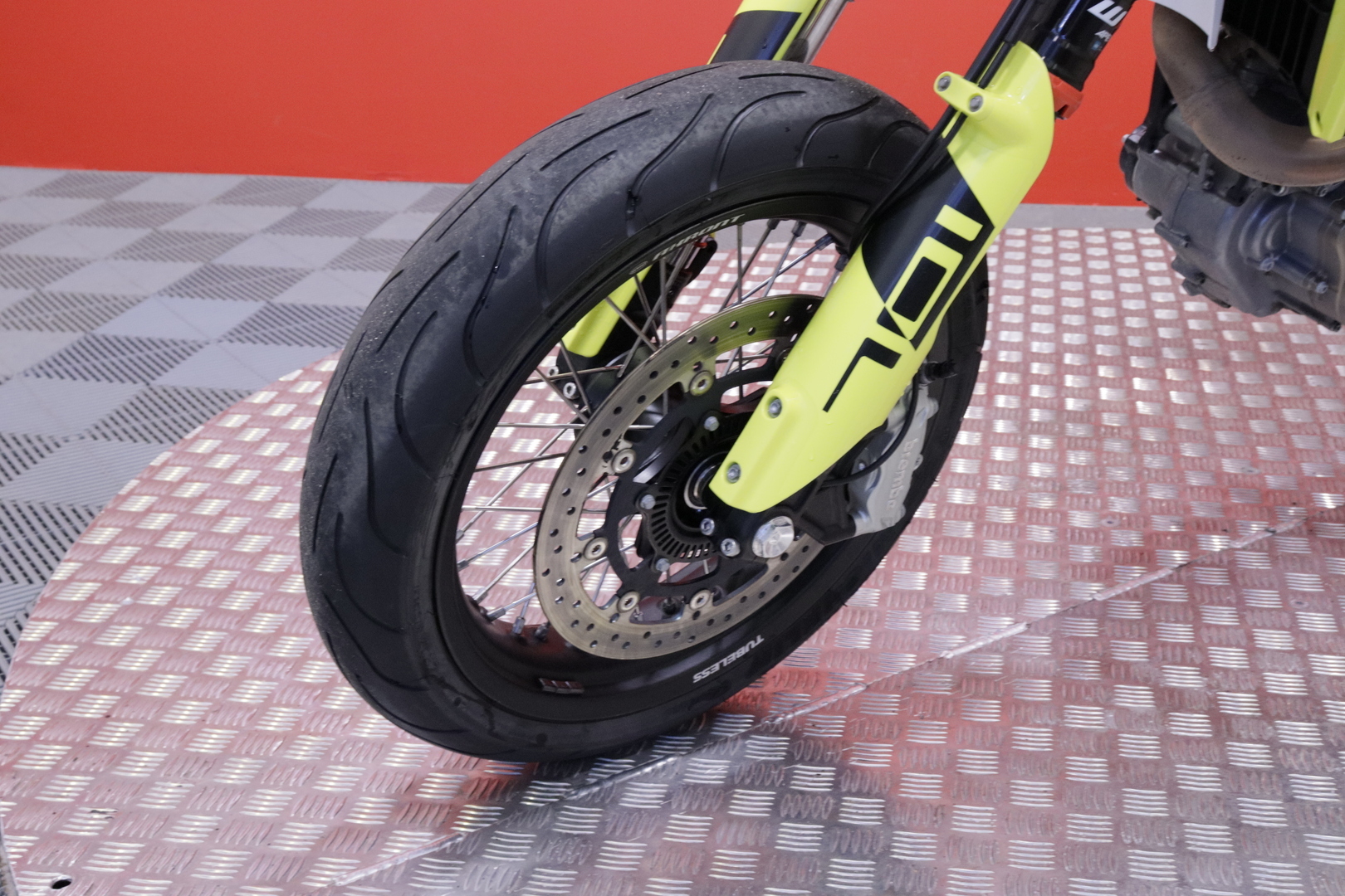 Husqvarna - 701 - Supermoto // A2 / Suomi-pyörä / Cornering ABS / Easy Shift // - Moottoripyörä