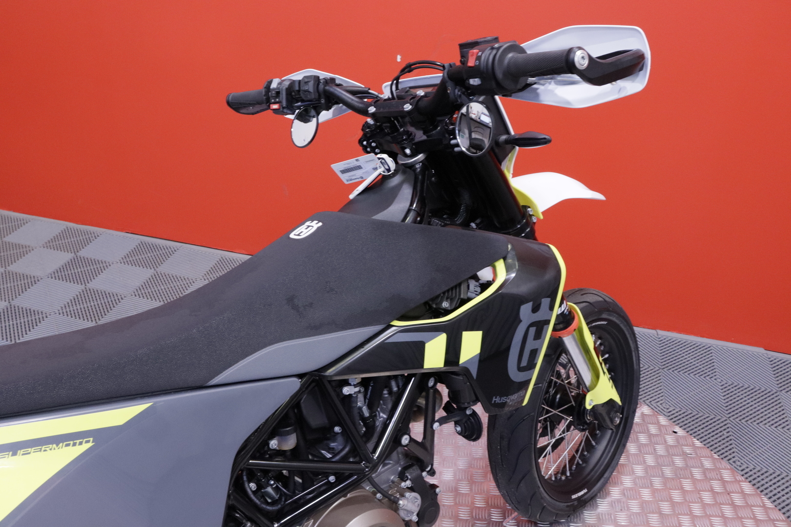 Husqvarna - 701 - Supermoto // A2 / Suomi-pyörä / Cornering ABS / Easy Shift // - Moottoripyörä