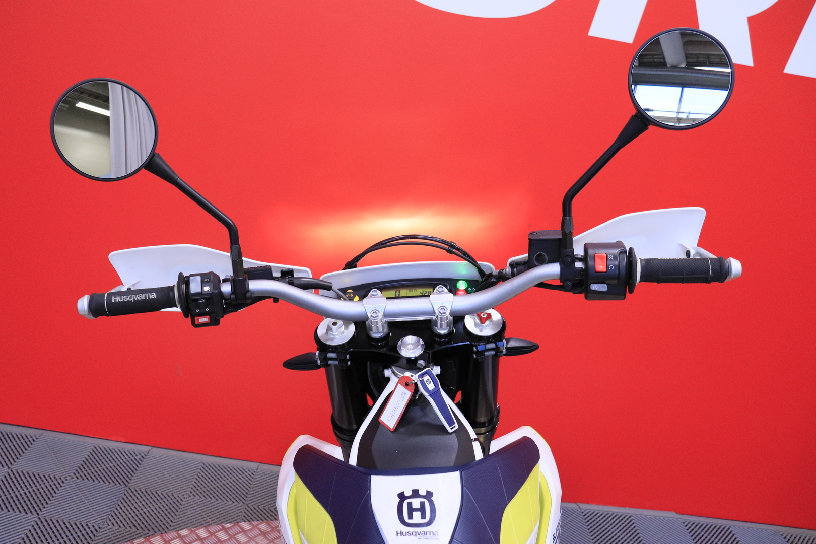 Husqvarna - 701 - Supermoto // Huoltokirja / Alkuperäis kunto! / ABS // - Moottoripyörä