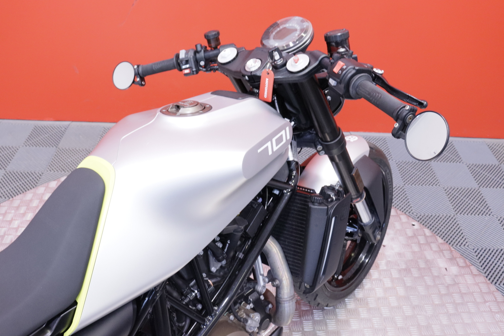 Husqvarna - VITPILEN - 701 // Huoltokirja / TC / ABS // - Moottoripyörä