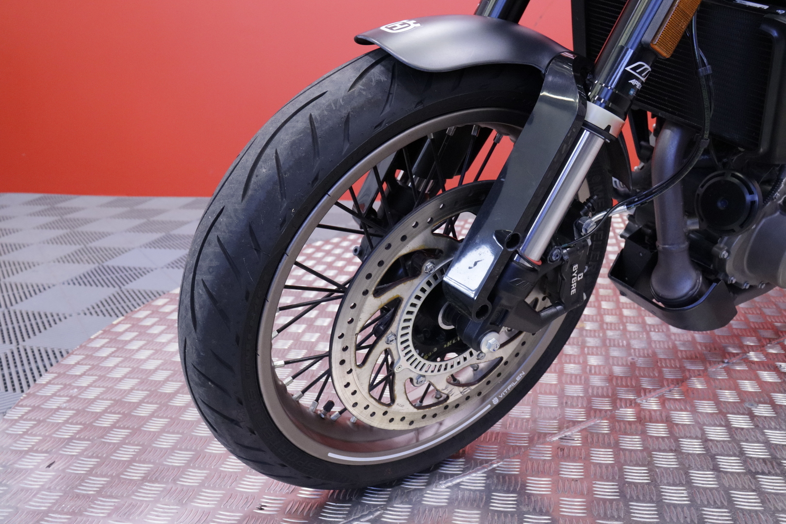 Husqvarna - VITPILEN - 401 // Suomi-pyörä / ABS / Led-Takavalo // - Moottoripyörä