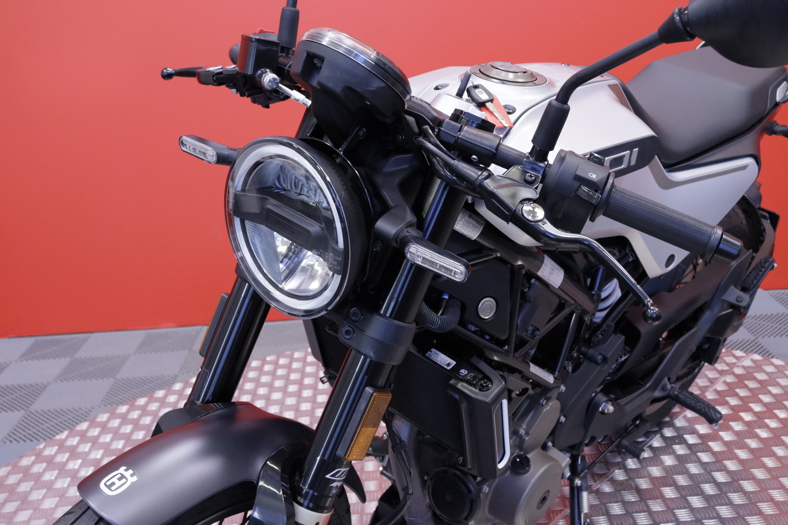 Husqvarna - VITPILEN - 401 // Suomi-pyörä / ABS / Led-Takavalo // - Moottoripyörä