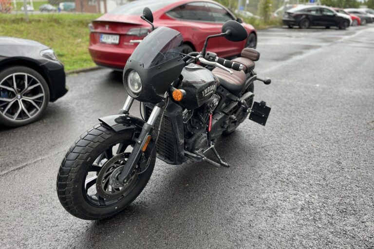 INDIAN - SCOUT - Bobber // Rinehart / Huoltokirja / Suomi-pyörä // - Moottoripyörä