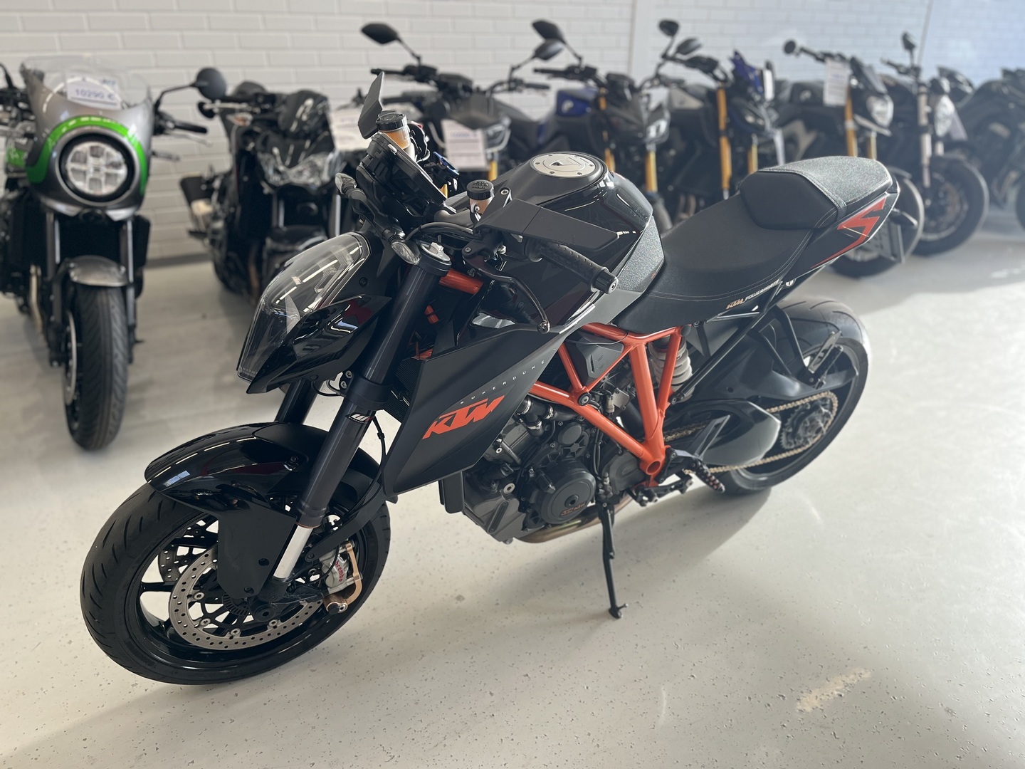 KTM - 1290 - Super Duke R // Ajomodet / Huoltokirja / TCS // - Moottoripyörä