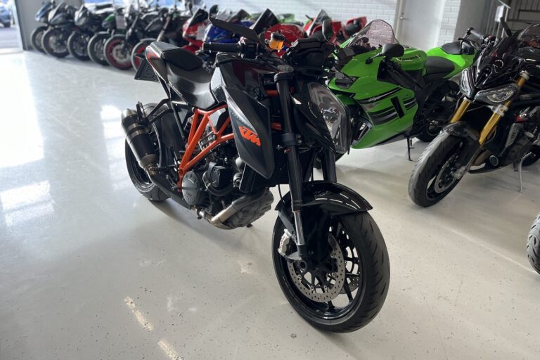 KTM - 1290 - Super Duke R // Ajomodet / Huoltokirja / TCS // - Moottoripyörä