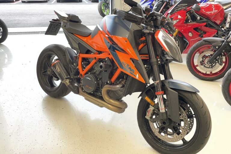 KTM - 1290 - Super Duke R // Juuri saapunut! / AR Slipari / Huoltokirja / Suomi-pyörä // - Moottoripyörä