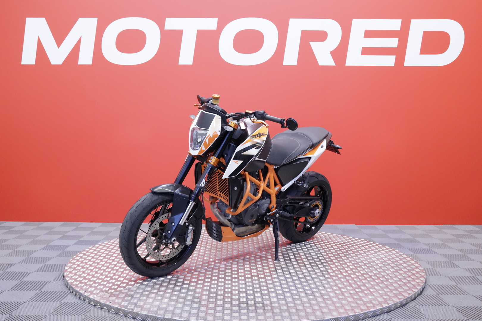 KTM - 690 - Duke R // A2 / Akrapovic / Huoltokirja / Suomi-Pyörä / Kaatumaraudat // - Moottoripyörä