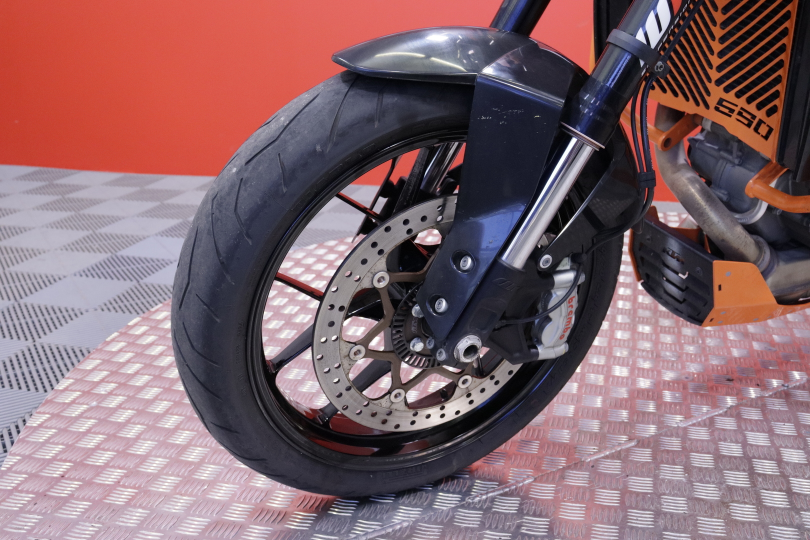 KTM - 690 - Duke R // A2 / Akrapovic / Huoltokirja / Suomi-Pyörä / Kaatumaraudat // - Moottoripyörä