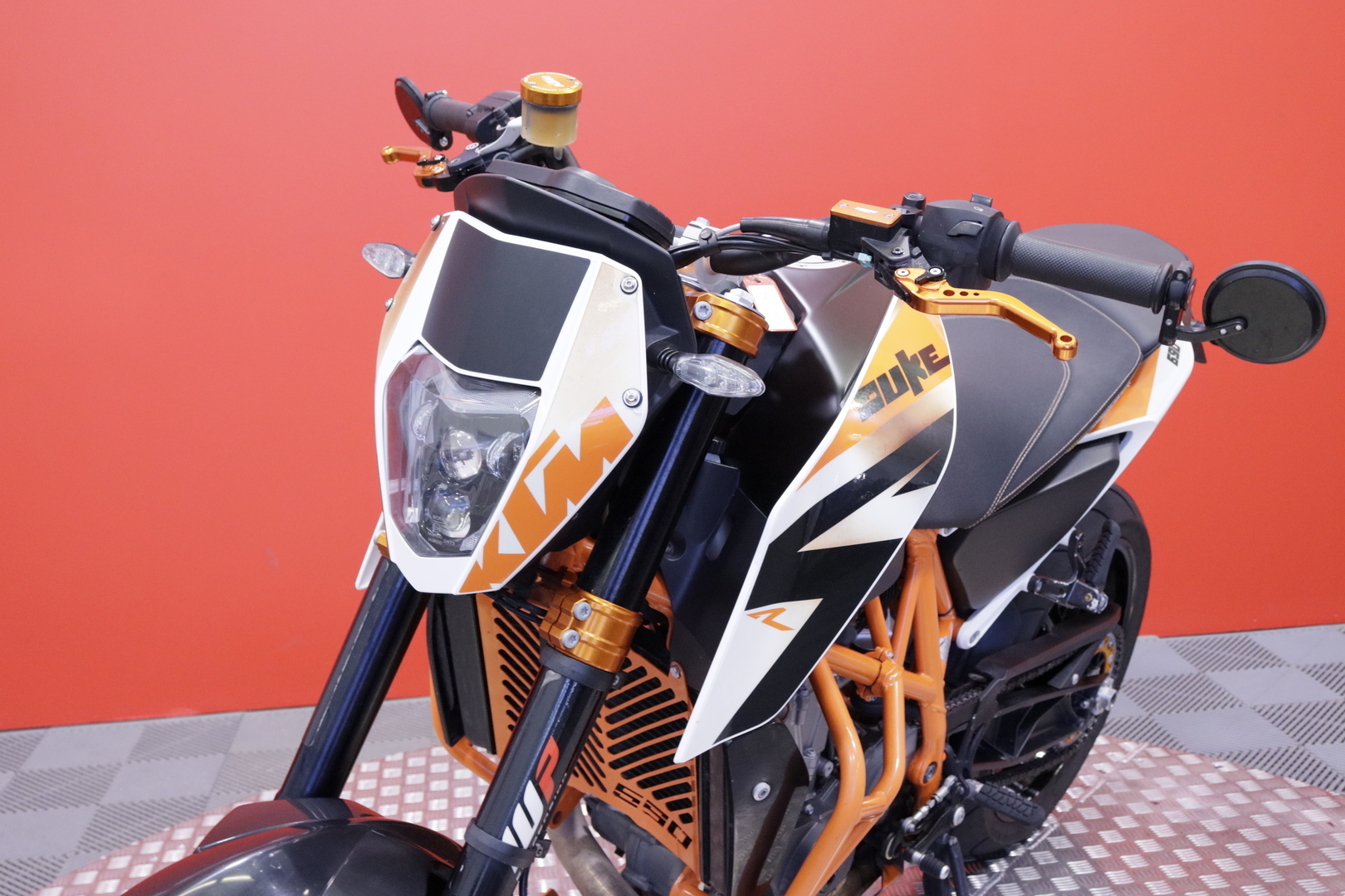 KTM - 690 - Duke R // A2 / Akrapovic / Huoltokirja / Suomi-Pyörä / Kaatumaraudat // - Moottoripyörä