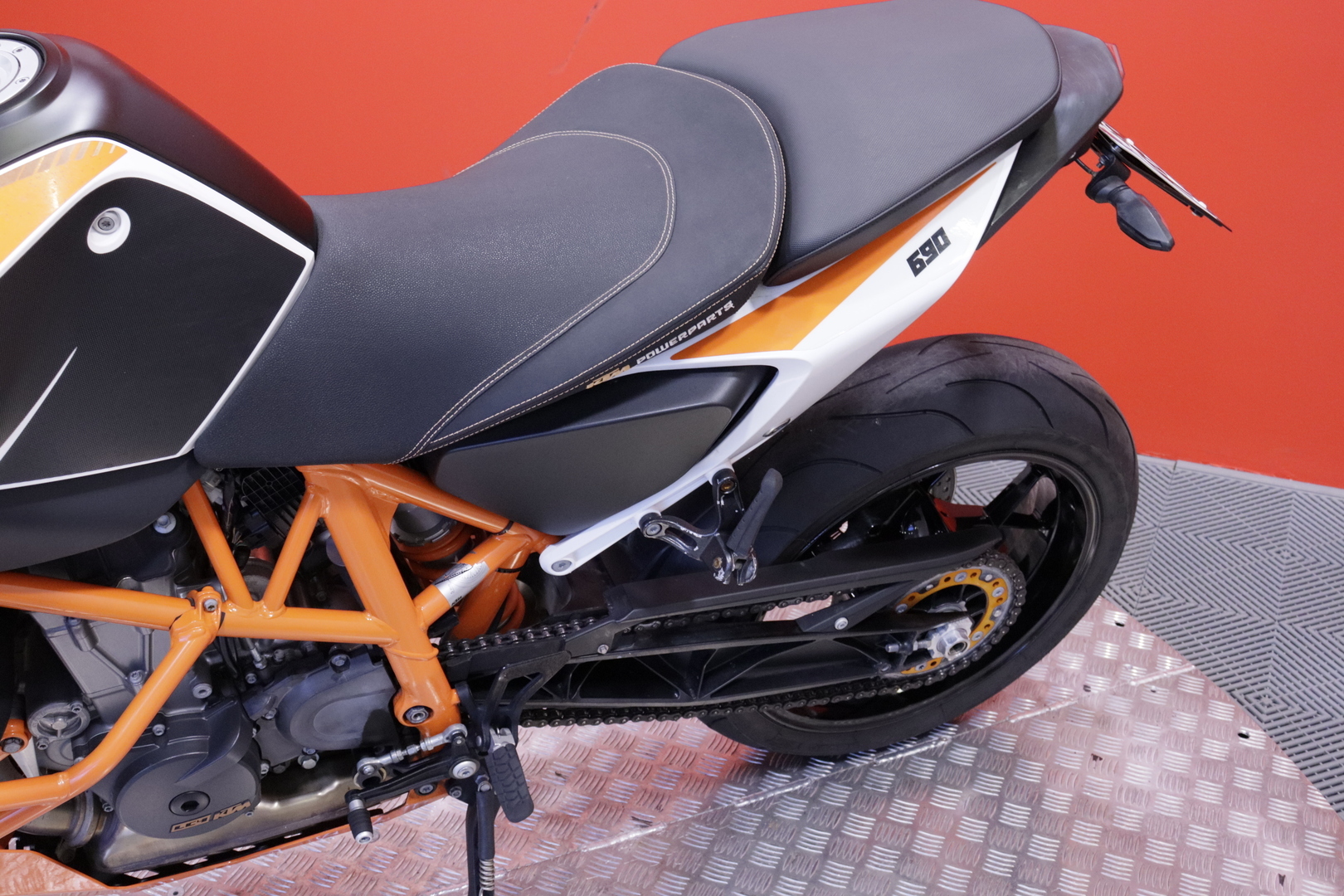 KTM - 690 - Duke R // A2 / Akrapovic / Huoltokirja / Suomi-Pyörä / Kaatumaraudat // - Moottoripyörä