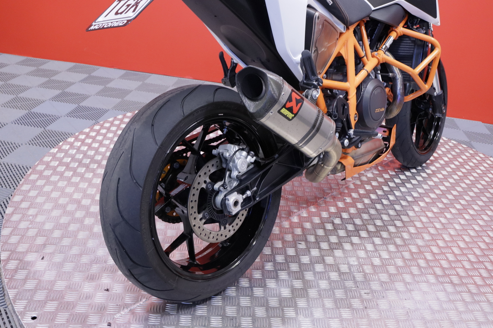 KTM - 690 - Duke R // A2 / Akrapovic / Huoltokirja / Suomi-Pyörä / Kaatumaraudat // - Moottoripyörä