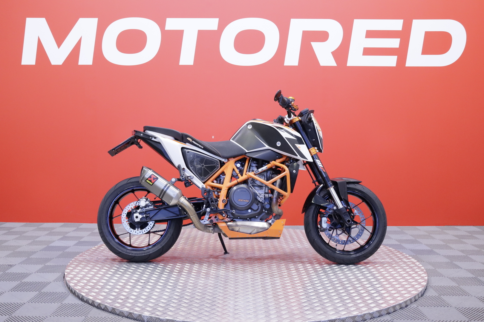 KTM - 690 - Duke R // A2 / Akrapovic / Huoltokirja / Suomi-Pyörä / Kaatumaraudat // - Moottoripyörä