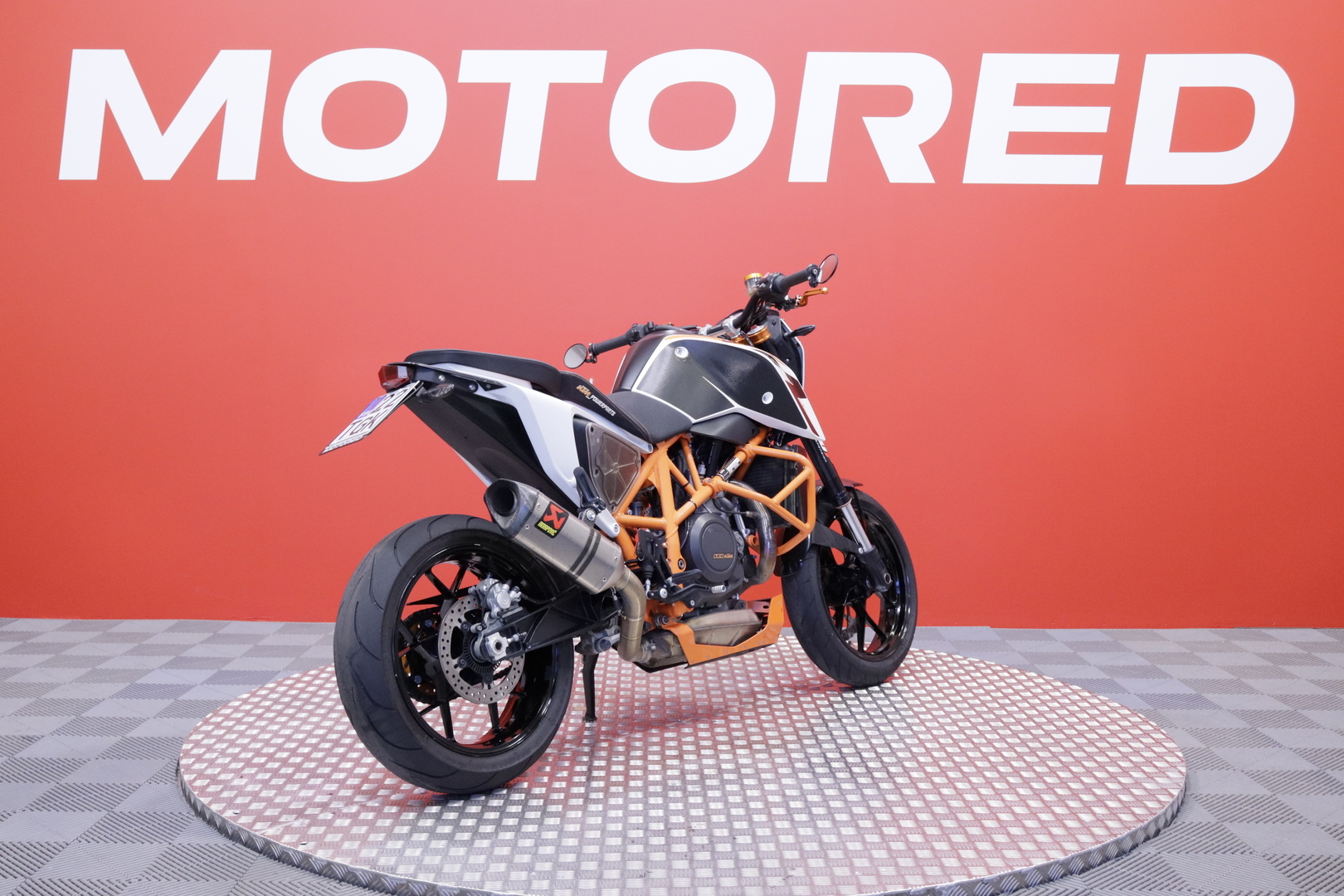 KTM - 690 - Duke R // A2 / Akrapovic / Huoltokirja / Suomi-Pyörä / Kaatumaraudat // - Moottoripyörä