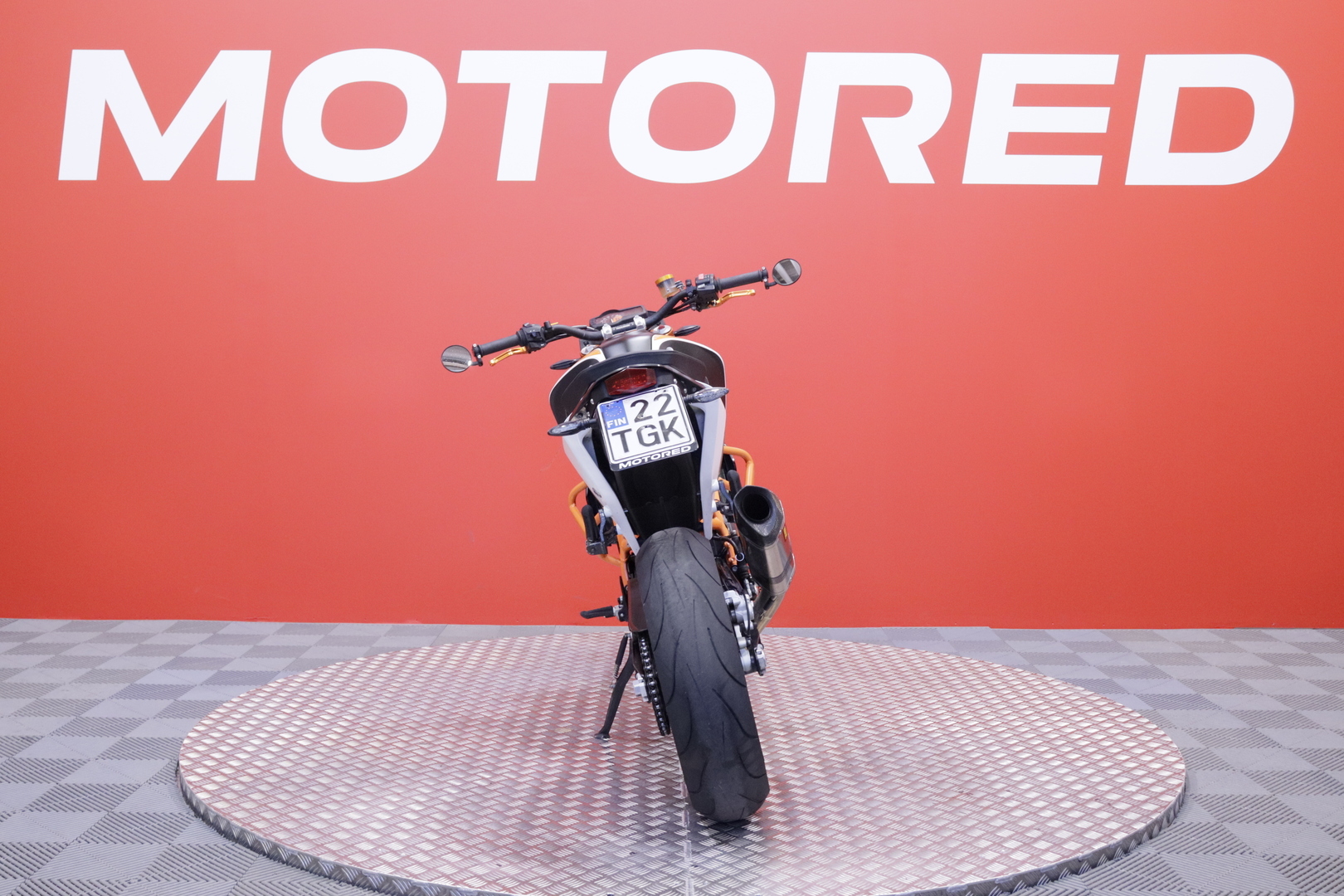 KTM - 690 - Duke R // A2 / Akrapovic / Huoltokirja / Suomi-Pyörä / Kaatumaraudat // - Moottoripyörä