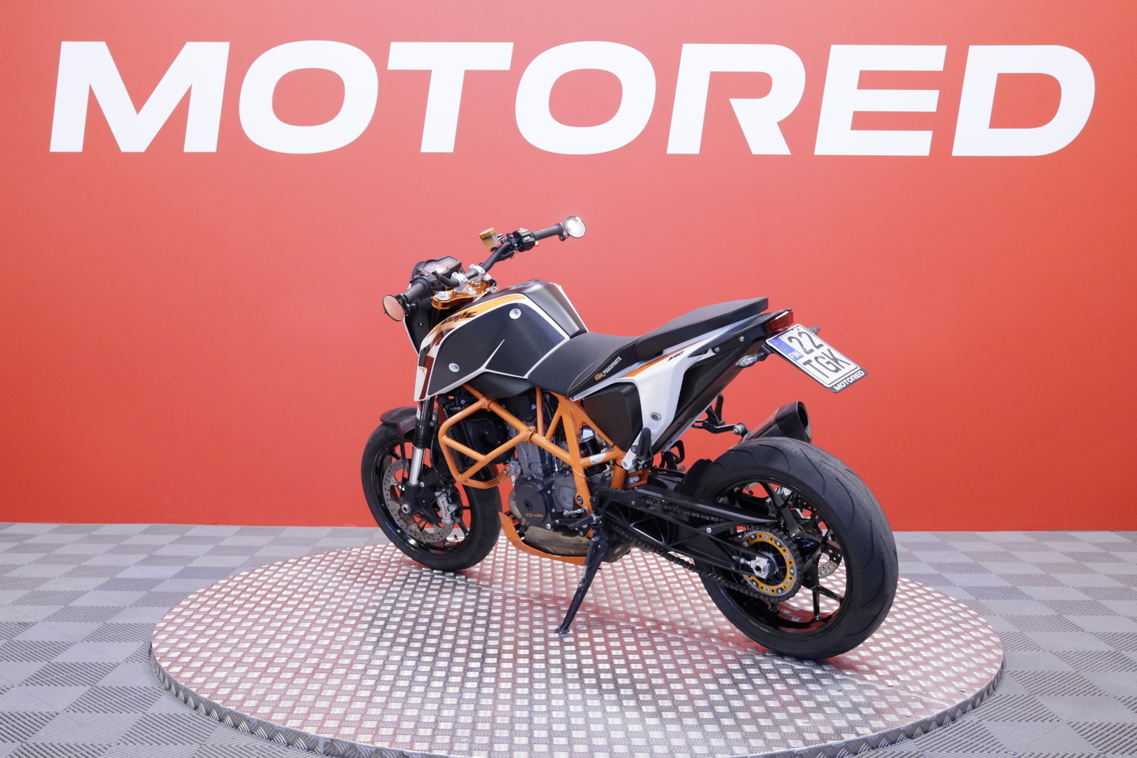 KTM - 690 - Duke R // A2 / Akrapovic / Huoltokirja / Suomi-Pyörä / Kaatumaraudat // - Moottoripyörä