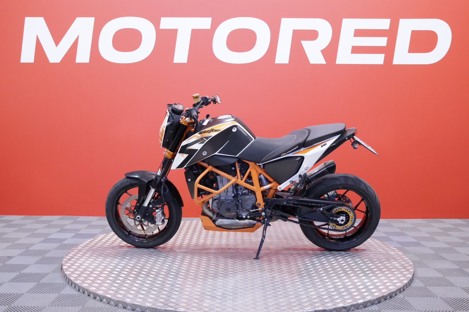 KTM - 690 - Duke R // A2 / Akrapovic / Huoltokirja / Suomi-Pyörä / Kaatumaraudat // - Moottoripyörä
