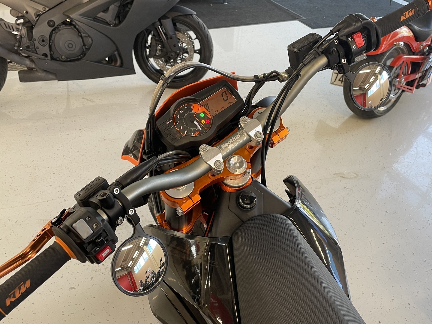 KTM - 690 - SMC-R // Juuri saapunut / Leovince / Powerparts // - Moottoripyörä